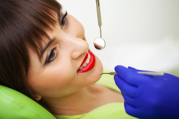 Femme traite les dents en clinique dentaire