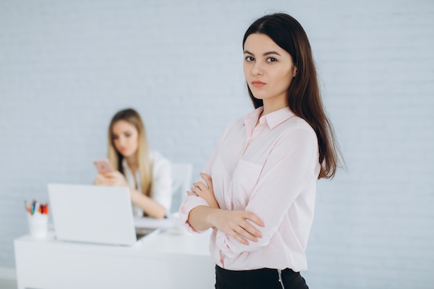 Femme de travail de bureau avec les bras croisés