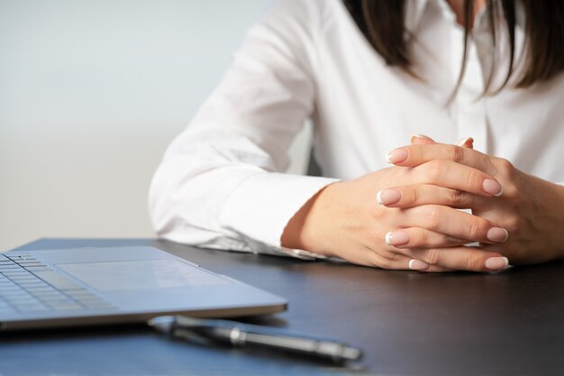 Femme travaillant au bureau pendant une conversation. Négociations commerciales.