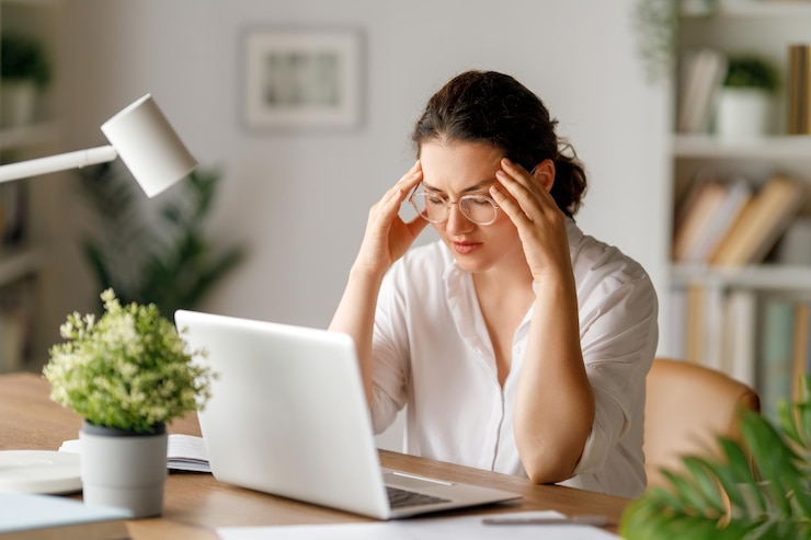 Photo femme travaillant au bureau