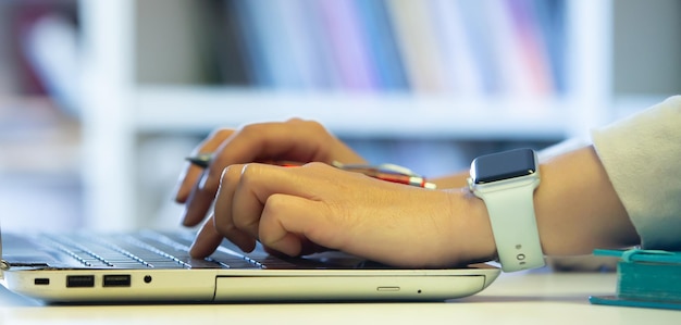 Photo femme travaillant au bureau