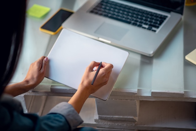 Femme travaillant au bureau