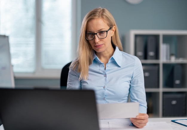 Femme travaillant au bureau