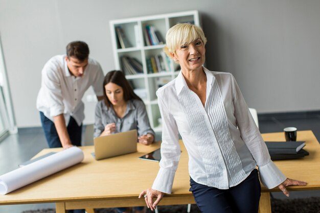 Femme travaillant au bureau