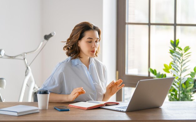 femme travaillant au bureau