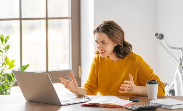 femme travaillant au bureau