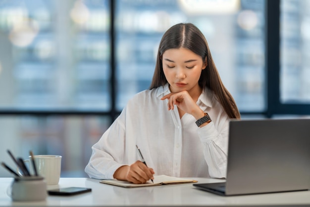 femme travaillant au bureau