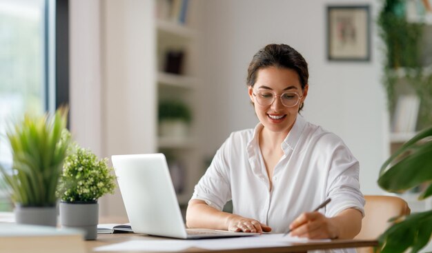 femme travaillant au bureau