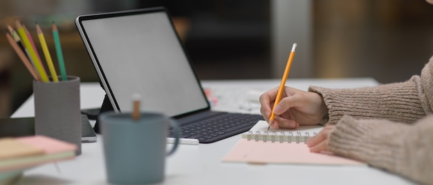 Femme travaillant au bureau