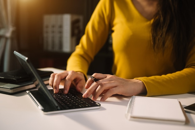 Femme travaillant au bureau