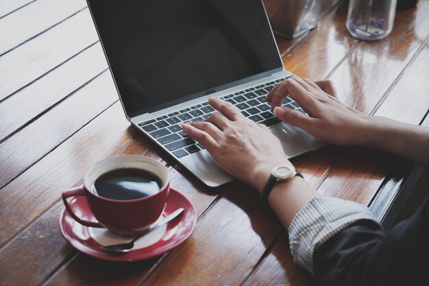 Femme travaillant au café