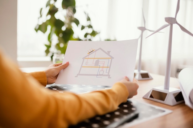 Femme travaillant au projet d'environnement se bouchent