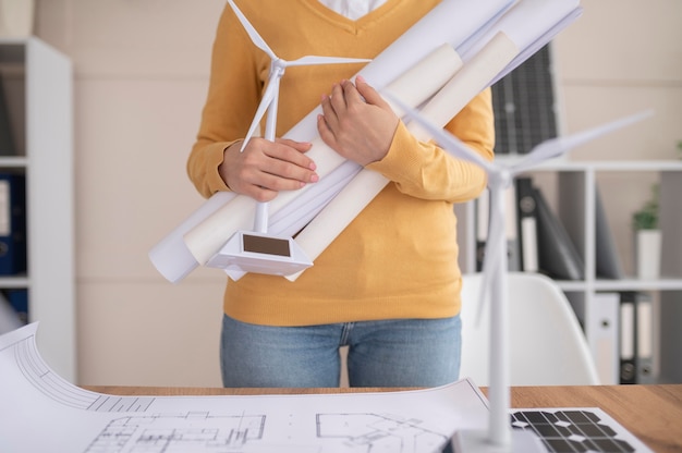 Photo femme travaillant au projet d'environnement se bouchent