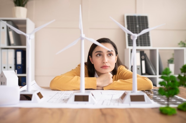 Photo femme travaillant au projet d'environnement