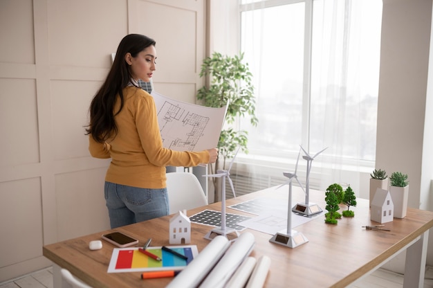 Photo femme travaillant au projet d'environnement