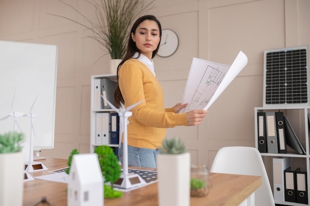 Femme travaillant au projet d'environnement