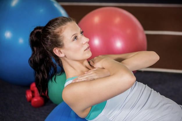 Femme travaillant sur ballon de fitness