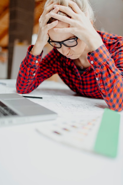 Photo femme travaillant à un bureau