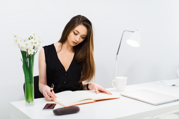 Femme travaillant sur un bureau