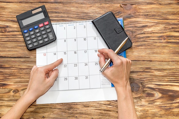 Femme travaillant avec calendrier