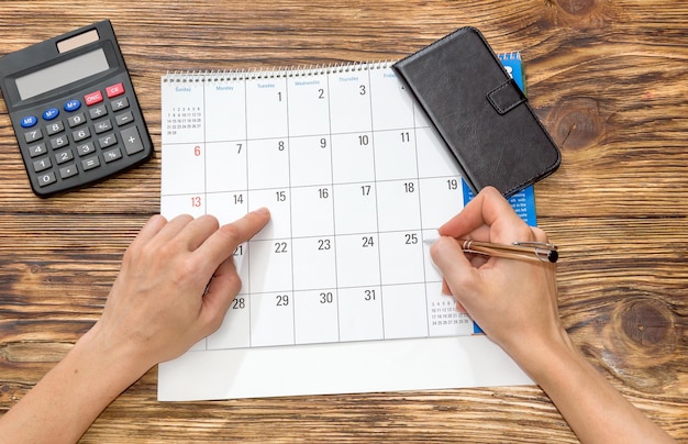 Femme travaillant avec calendrier