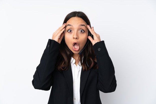 Femme travaillant avec un casque