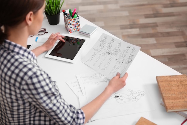 Photo femme travaillant avec des croquis au bureau