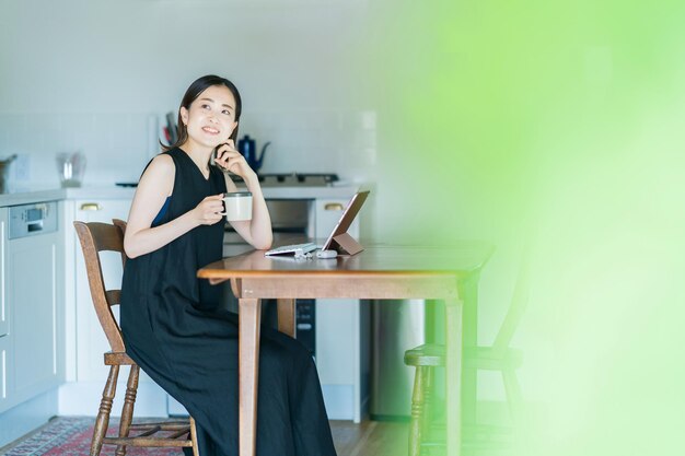 Femme travaillant dans la chambre