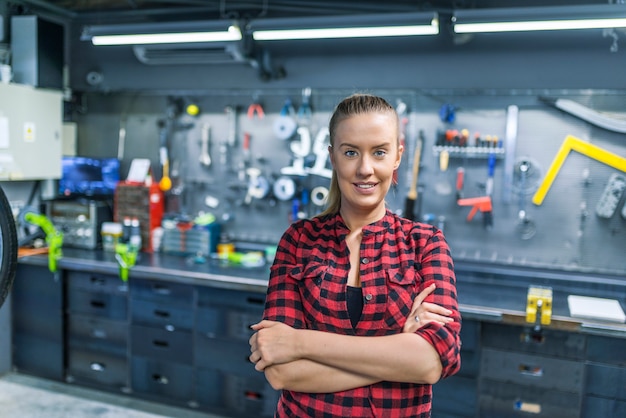 Femme travaillant dans un entrepôt d&#39;usine