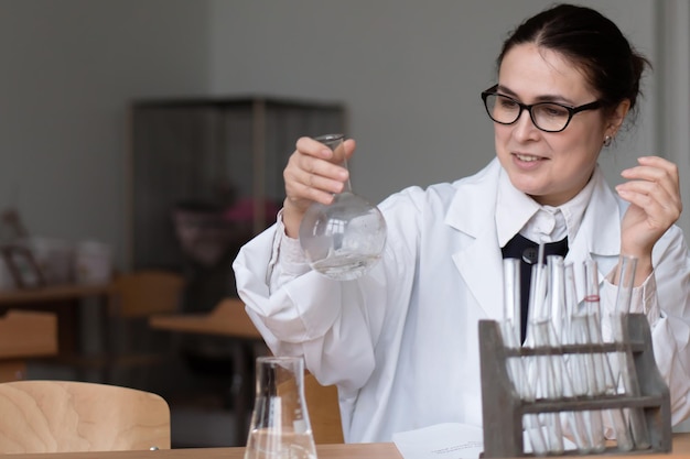 femme travaillant dans un laboratoire chimique ou biologique avec des échantillons dans des tubes