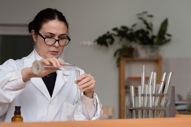 femme travaillant dans un laboratoire chimique ou biologique avec des échantillons dans des tubes