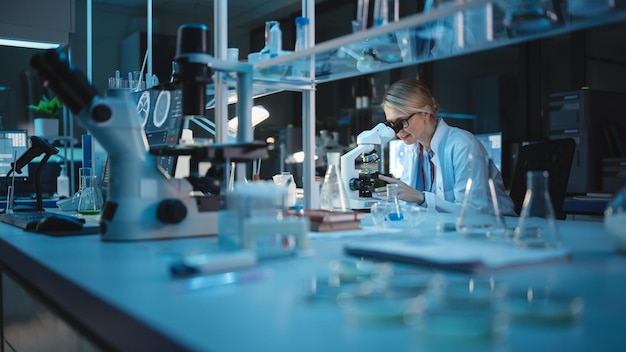 Une femme travaillant dans un laboratoire avec un microscope