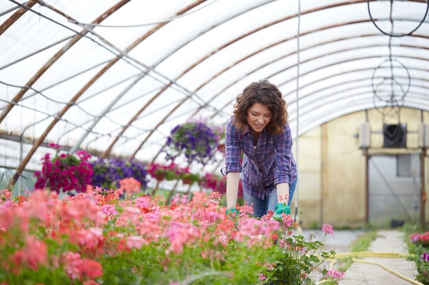 Femme travaillant dans un magasin de jardinage