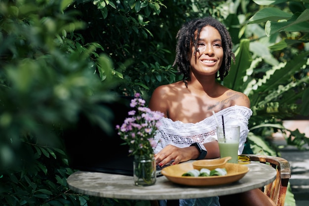 Femme travaillant dans la nature