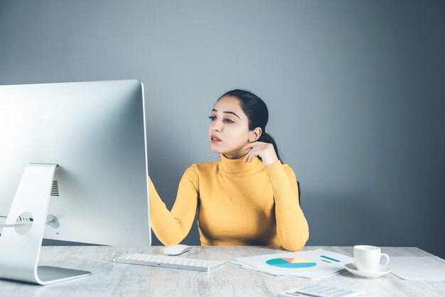 Femme travaillant dans un ordinateur au bureau