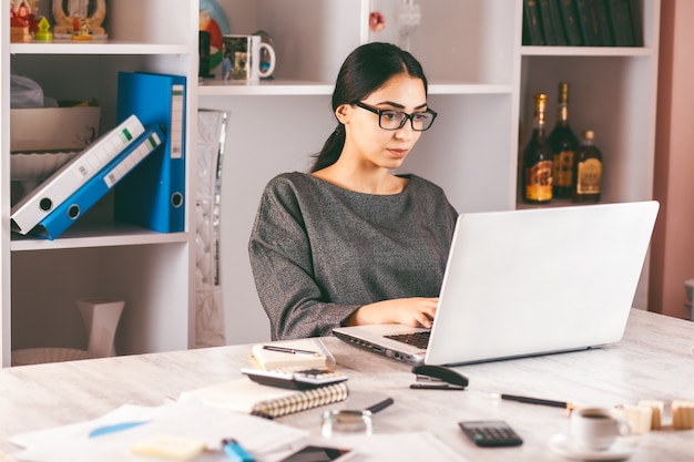 Femme travaillant dans un ordinateur au bureau