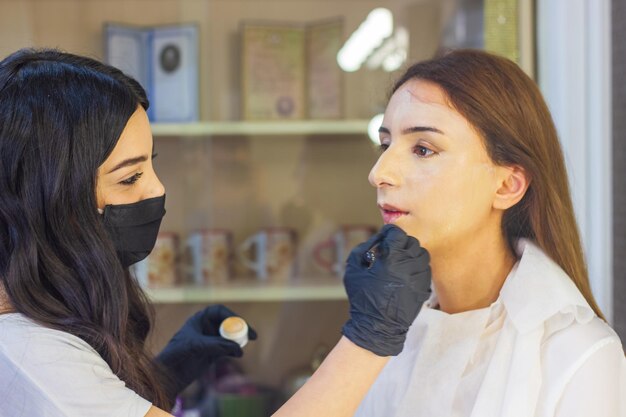 femme travaillant dans un salon de beauté jeune femme dans un salon de spa