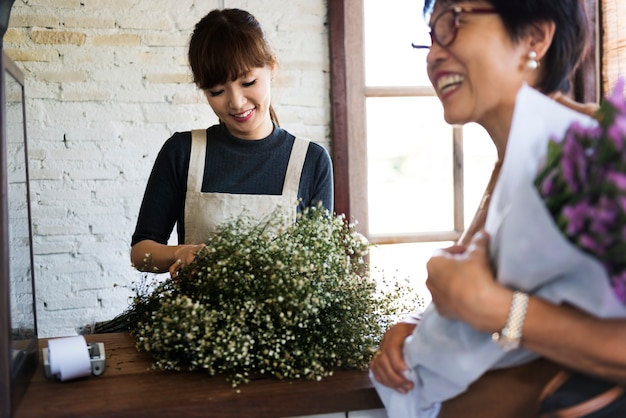 Femme travaillant dans son magasin de fleurs