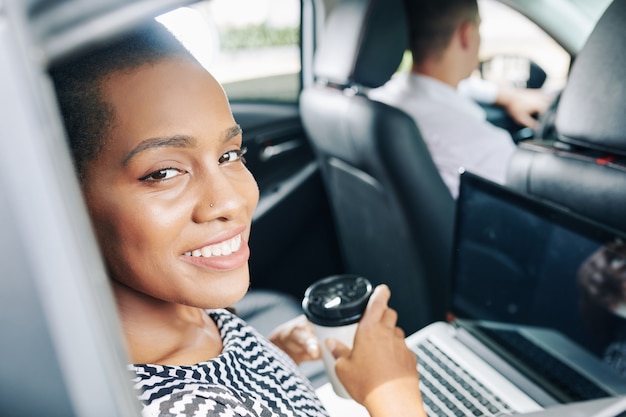 Femme travaillant dans la voiture