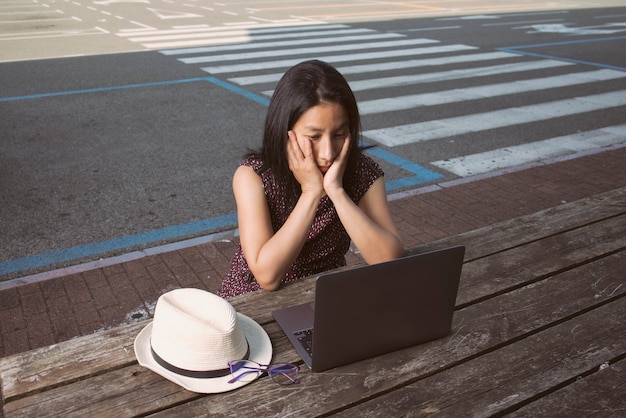 Femme travaillant en dehors des heures de bureau, essayant de devancer le travail en retard.