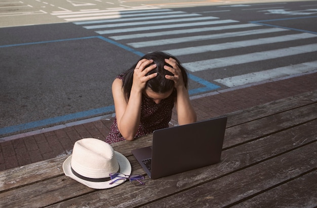 Femme travaillant en dehors des heures de bureau, essayant de devancer le travail en retard.