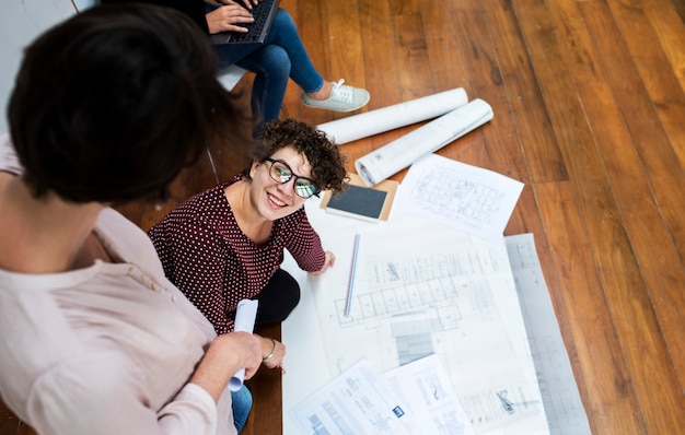 Femme travaillant sur des documents