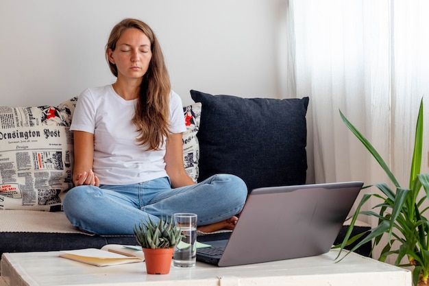 Femme travaillant à domicile avec ordinateur portable