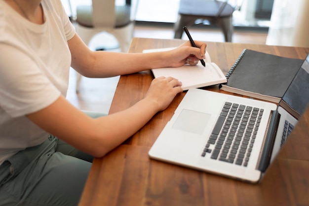 Photo femme travaillant à domicile pendant la pandémie