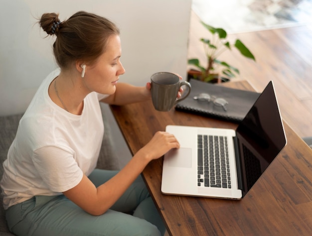 Photo femme travaillant à domicile pendant la quarantaine