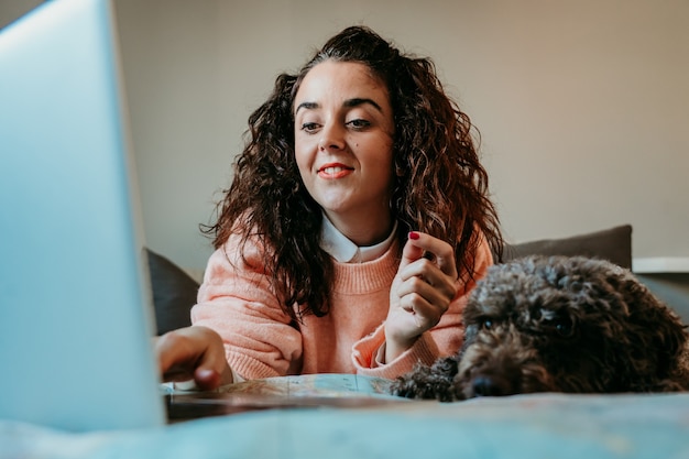 Photo femme travaillant à domicile tout en passant du temps avec son chien. rester à la maison.