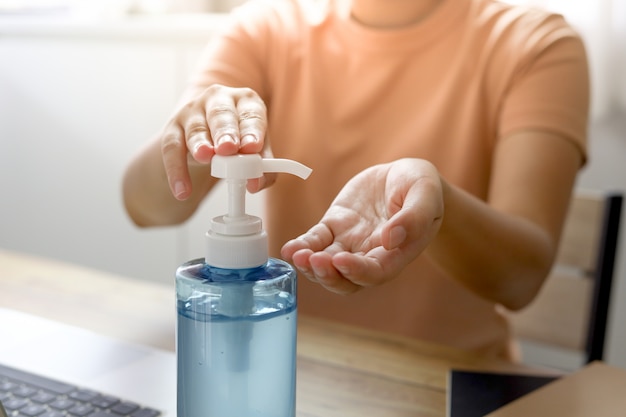 Femme travaillant à domicile.