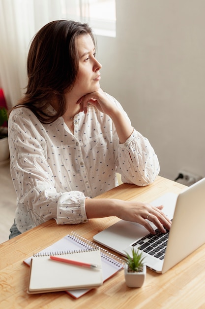 Photo femme travaillant à domicile