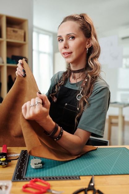 Femme travaillant avec du cuir