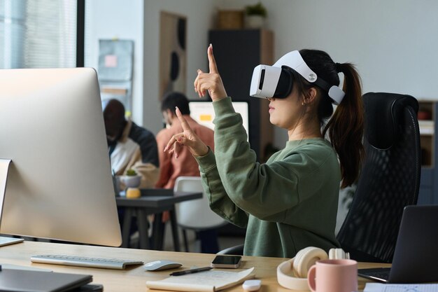 Femme travaillant avec des informations virtuelles